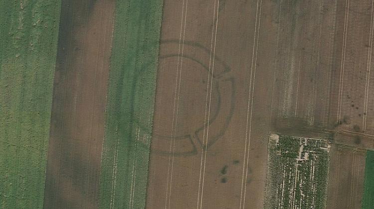 Object dated to the Neolithic period called roundel, a concentric structure with ditches appearing all over central Europe, Photo: Google Earth