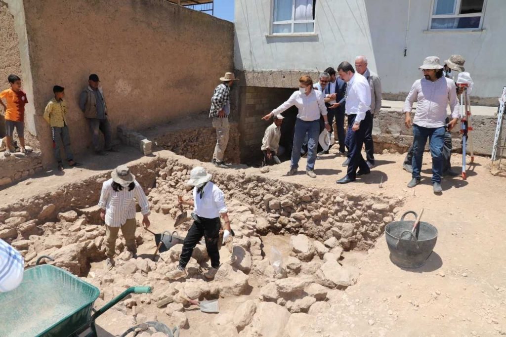 Archaeological teams and a delegation from the Karaköprü Mayors office inspect the site of Sarayburç ruins where Archaeological excavations have begun Şanlıurfa, Turkey. Photo: AA