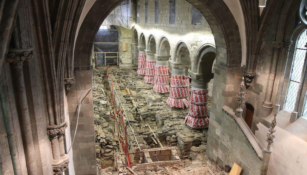 The crawl space in Stavanger Cathedral is being examined before a new floor is laid in the church. Photo: Kristine Ødeby / NIKU