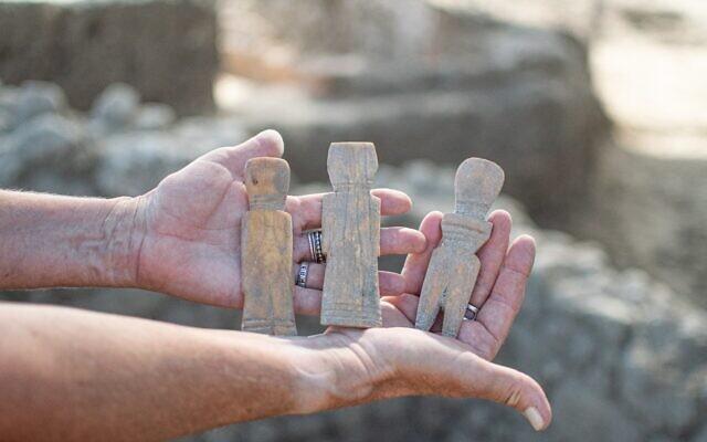 Three 1,000-year-old Islamic-period bone dolls from the cesspit in Yavne (Yoli Schwartz/Israel Antiquities Authority)