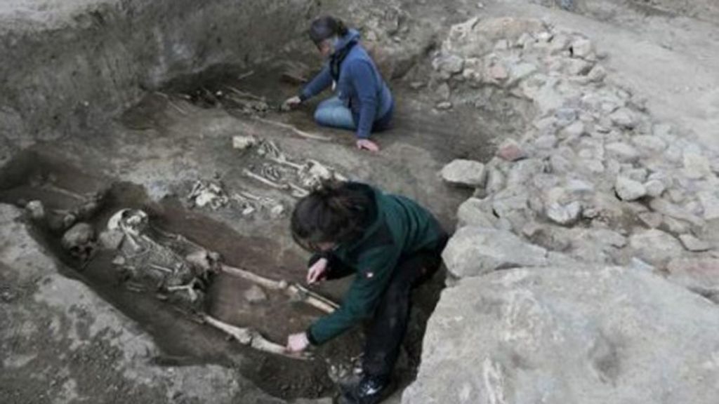 Uncovering medieval graves in the eastern part of the church. (Landesamt fur Denkmalpflege und Archaologie Sachsen-Anhalt, Felix Biermann/Zenger News)