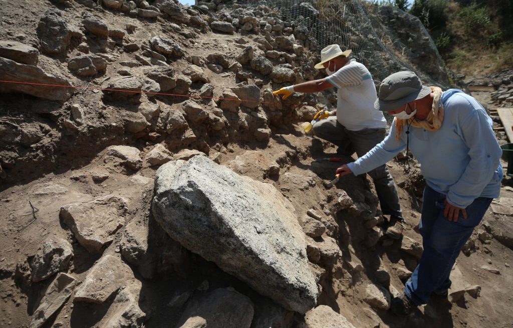 Archaeologists work in the ancient city of Troy, Çanakkale, western Turkey. (AA Photo)