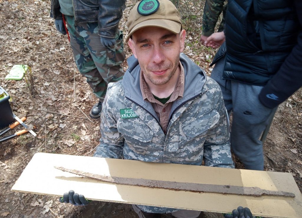 Mateusz Sosnowski holding the blade. Photo: O. Popkiewicz