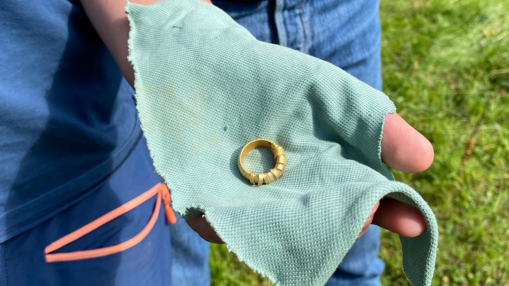 Twelve-year-old Sander Magnus Vang from Inderøy in Trøndelag County has managed to find a 1,500-year-old ring from Roman times while searching for his grandfather's missing wedding ring with a metal detector. Photo: TARIK ALİSUBH / NRK