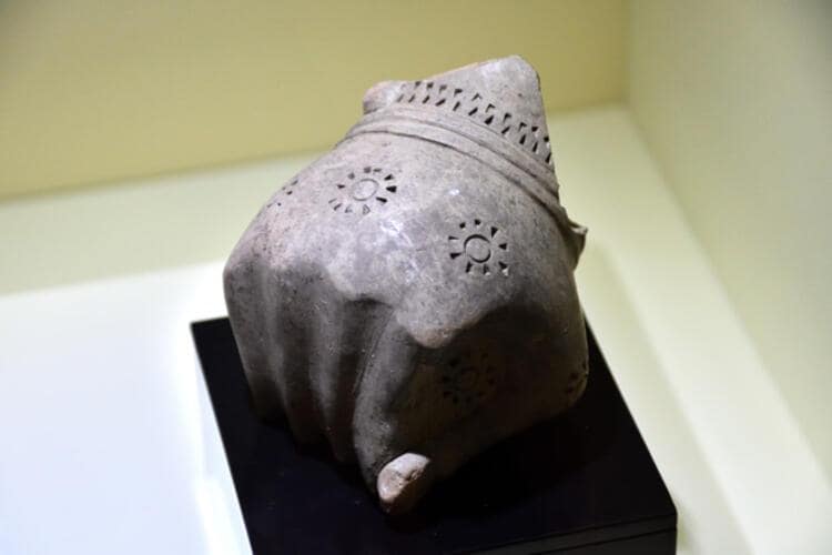 Considered a “unique” work by the archaeology world, a 3,600-year-old fist-shaped drinking bowl is one of the three ancient drinking bowls discovered over the years in the archaeological excavations in Hattusha, the capital of the Hittite Civilization. Photo: AA