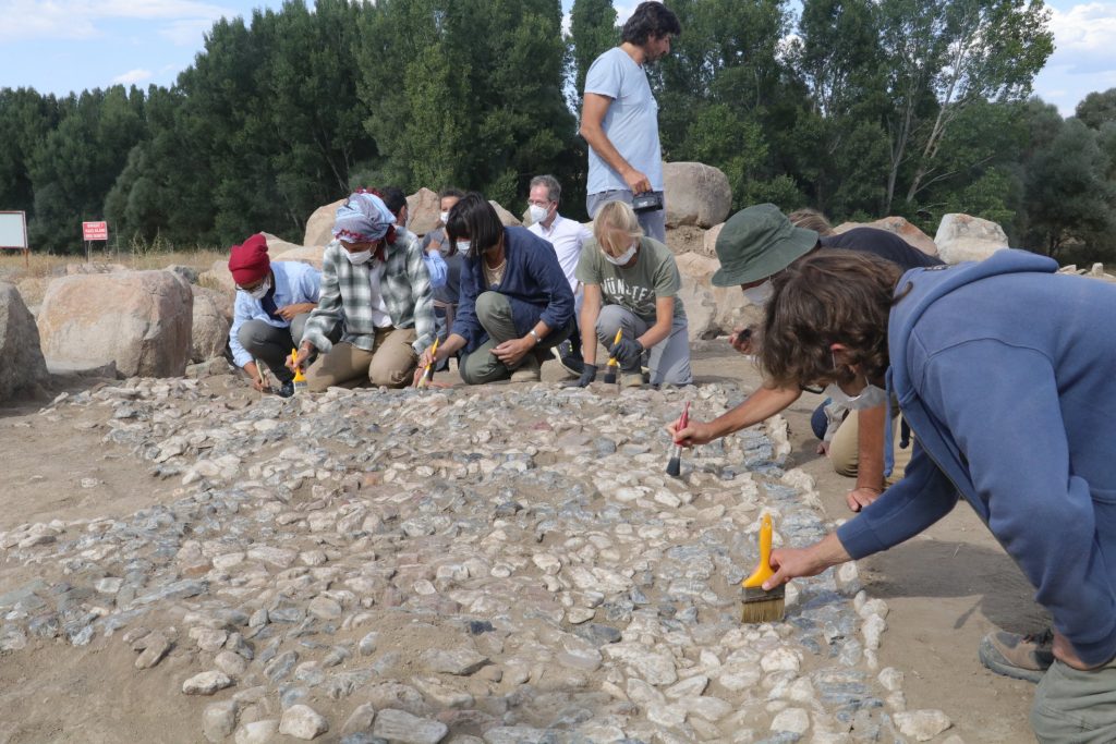 Archaeologists work on the mosaic found in Uşaklı Mound, Yozgat, central Turkey. (AA Photo)