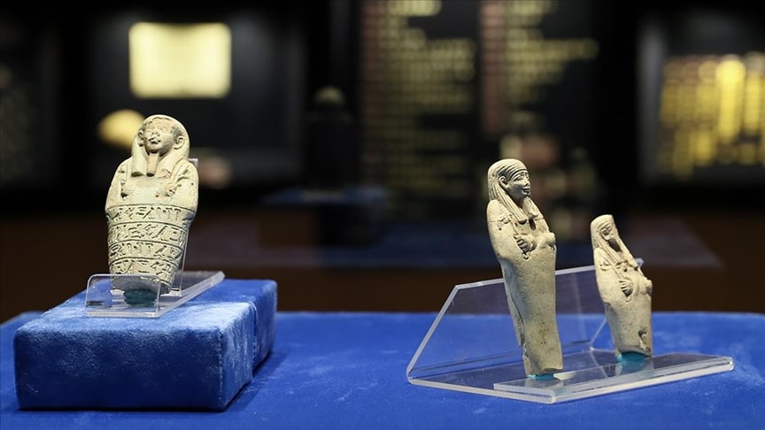 In the Izmir Archeology Museum, three Anatolian clay Ushabti sculptures greet their visitors. Photograph by Ömer Evren Atalay – Anadolu Agency