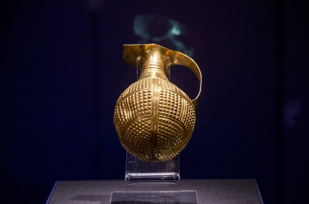 Identified in a museum in London, an ancient golden beak-spouted ewer belonging to the Hattian people that lived in Anatolia in the third century B.C. has been returned to Turkey. Photo: AA