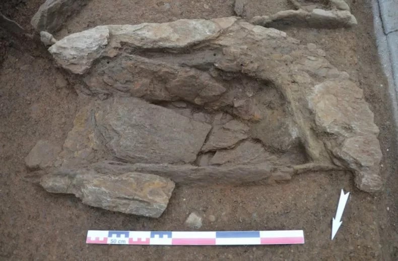 Tomb T5 with collapsed cover slab in Chemin de Verney, Pully. Construction work in the area left the cover slabs of the newly discovered tombs severely fragmented. Photo: KANTON WAADT/ZENGER