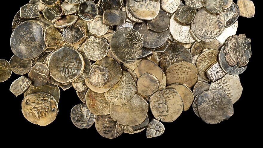 A hoard of coins from the Mamluk period discovered off the coast of Caesarea in 2021. Photo; Israel Antiquities Authority.