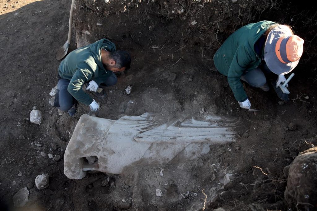 It was determined that one of the excavated statues was 185 centimeters tall and had no head, while the other was missing its head, right arm, and both legs.