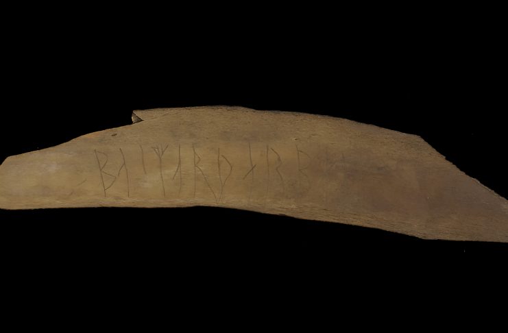  Bone artefact with Norse runes. Photo: Jani Causevic, NIKU