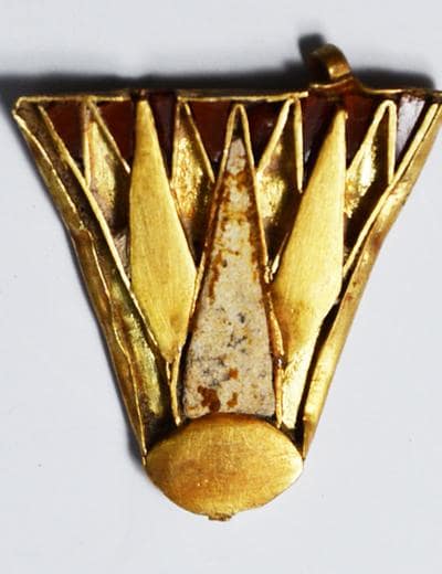 Egyptian lotus jewellery with inlaid stones (ca. 1350 BCE). Photo: Peter Fischer, Teresa Bürge