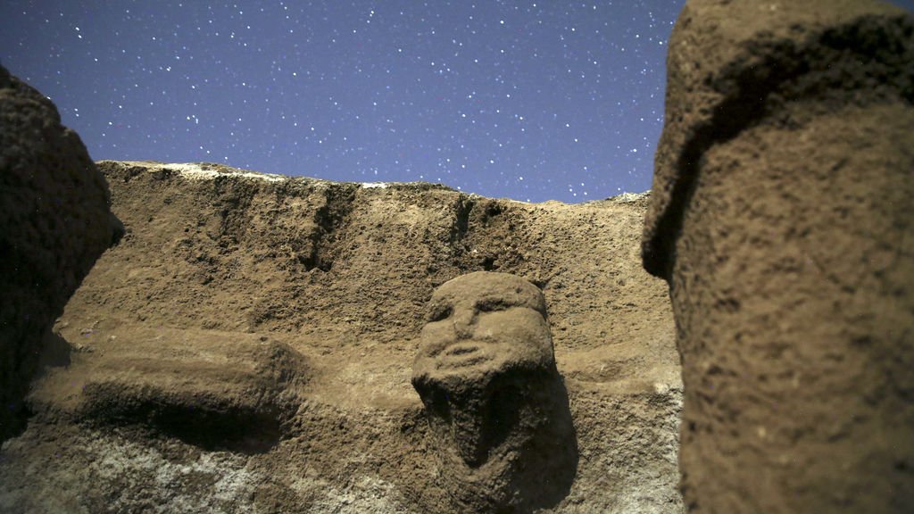 Stelae with human depictions and three-dimensional human sculptures were also found in the Karahantepe, which distinguishes it from Göbeklitepe.