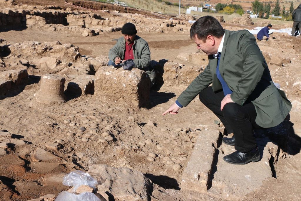 Excavations carried out in the ancient city of Perre in the southeastern province of Adıyaman have unearthed a 1,700-year-old weaving workshop and weight stones used to turn wool into the rope from the Roman era.