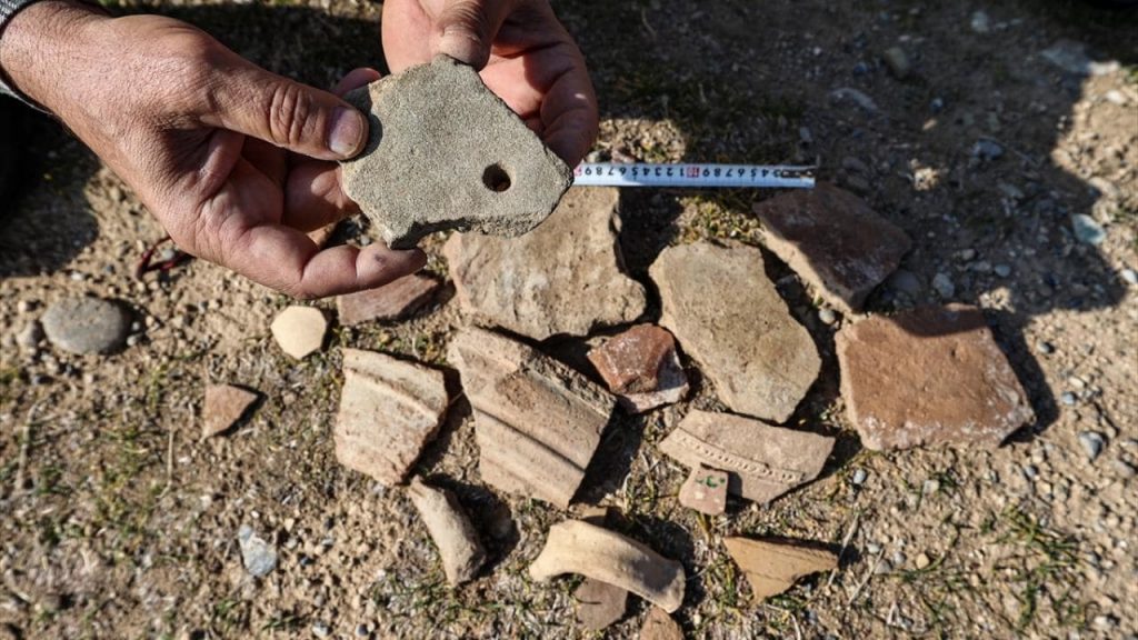 Remains of pottery were found in the living area with a length of 6 meters (20 feet) and a diameter of 3 meters (10 feet) carved into the bedrock.