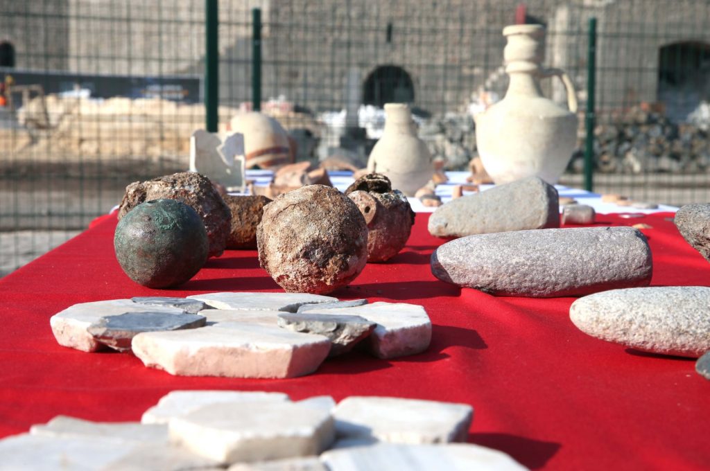 Newly found artifacts are displayed on a table on-site at the historic 9,000-year-old Amida Mound. (AA Photo)