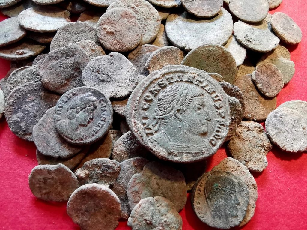 Roman coins found in La Cuesta de Berció (Asturias).