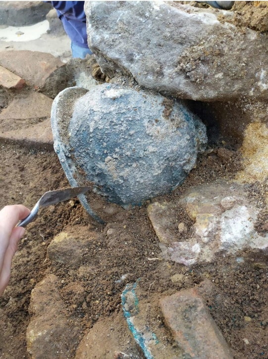 Archaeologists in southern Italy they have discovered the ruins of a painted brick wall and ancient warrior helmets at a site that might have been a forerunner of a temple dedicated to the goddess Athena