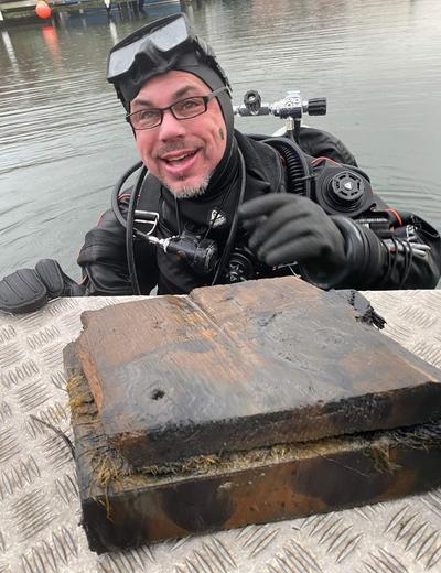 Maritime archaeologist and project leader Staffan von Arbin studying retrieved wood samples from the wreck. The samples have been dated to between 1233 and 1240. Moss was commonly used to seal planks in cog ships from the Middle Ages and is clearly visible Photo: Anders Säldemark