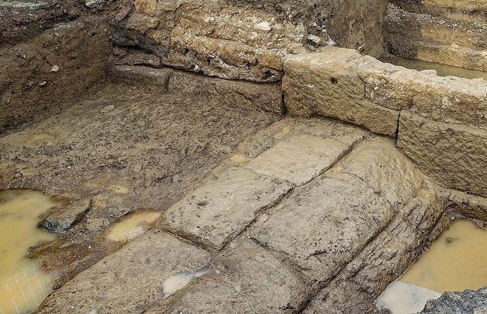 Pottery findings and the type of masonry work seen on the large tufa blocks used in its construction date the bridge to the 2nd century B.C.