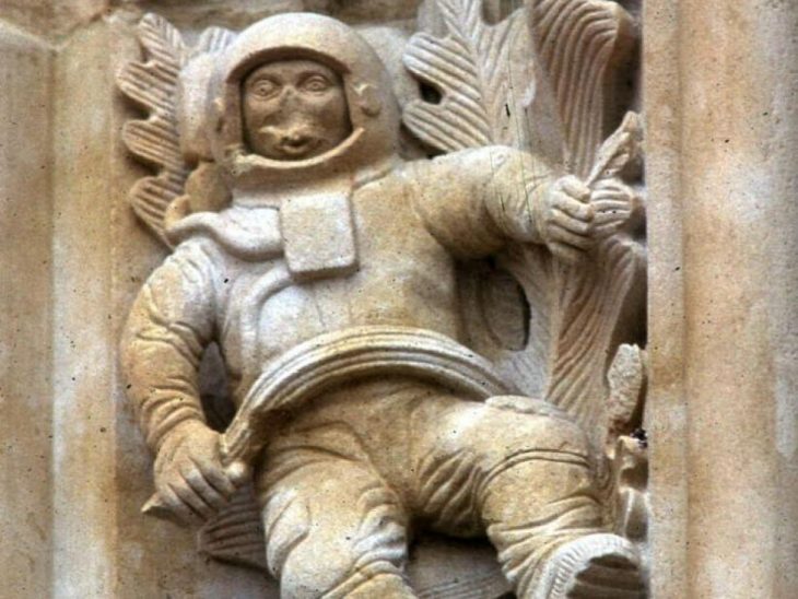 astronaut depiction in Salamanca cathedral