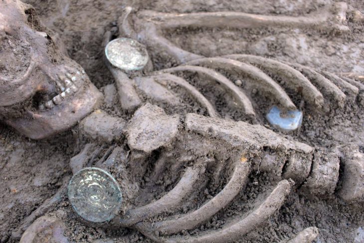 Archaeologists have found seven pairs of Anglo-Saxon brooches in seven  graves during an excavation in Gloucestershire - Arkeonews