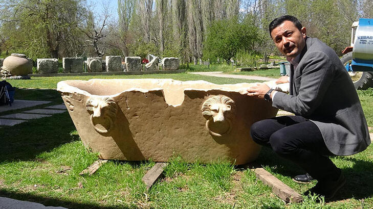 Aydın Provincial Culture and Tourism Director Umut Tuncer said, "The seized marble bathtub is rare in the world" Photo: Burhan CEYHAN/DHA