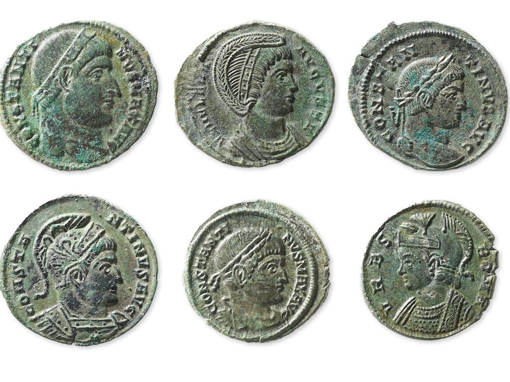 The coins which were made during the reign of Constantine the Great (AD 306-337) show portraits of the emperor and his relatives in the front. Photo: Rahel C. Ackermann, Inventar der Fundmunzen Schweiz (IFS)