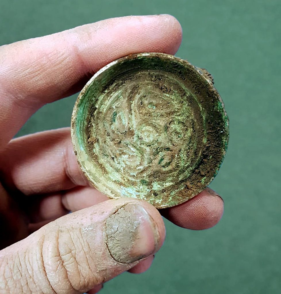 Archaeologists have found seven pairs of Anglo-Saxon brooches in seven  graves during an excavation in Gloucestershire - Arkeonews