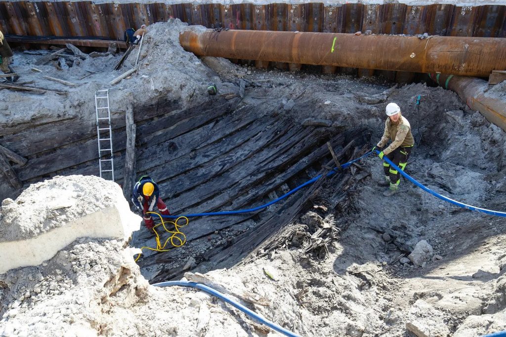 An unexpected shipwreck was unearthed by construction work at Lootsi 8 in Tallinn's Sadama neighborhood, near the Port of Tallinn.  Photo: Patrik Tamm/ERR