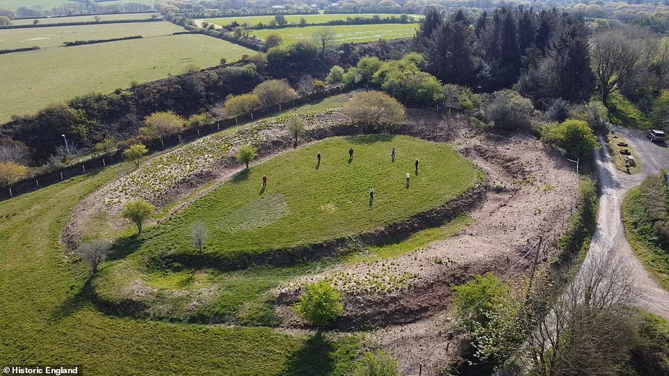 Volunteers coordinated cleared the site of vegetation which threatened below-ground archaeological deposits. This work enabled teams from Historic England to carry out the first detailed topographic and geophysical surveys of Castilly Henge.