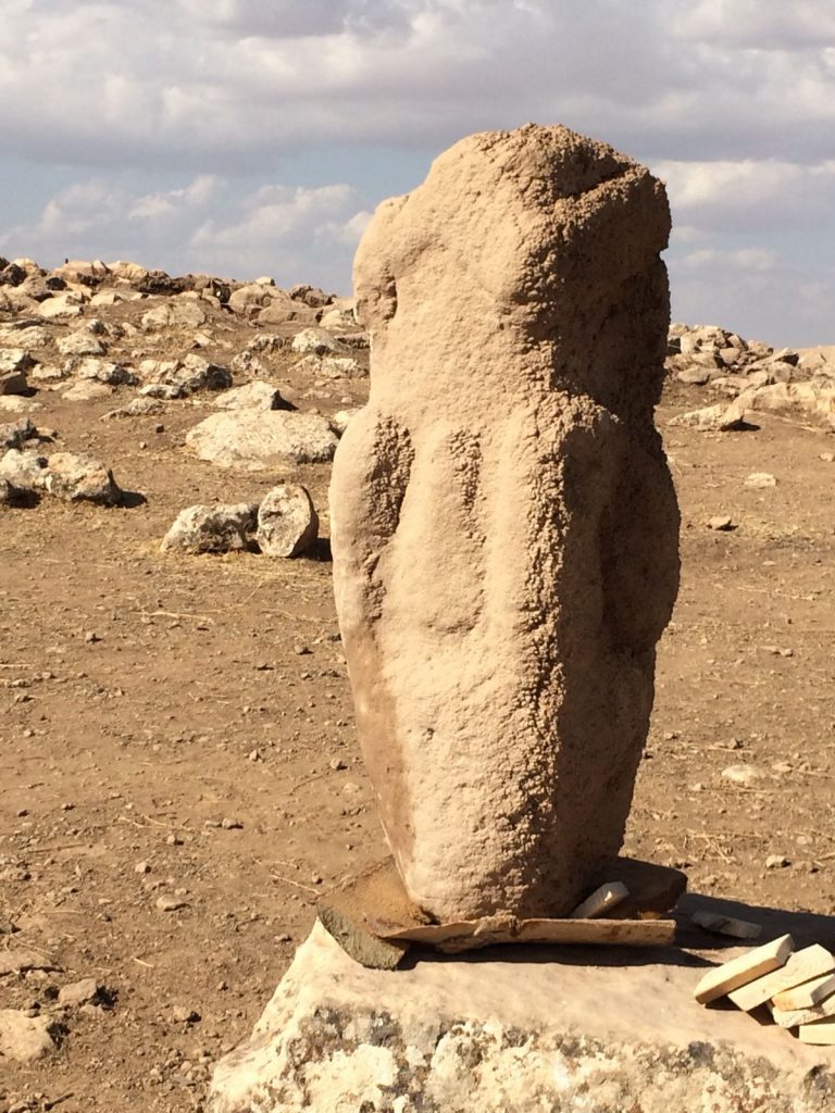 A sculpture fragment was found on a wall in the southern part of the trench. The statue is a 70 cm high, seated male statue with a phallus and its counterparts are known from Karahan Tepe and Göbekli Tepe.