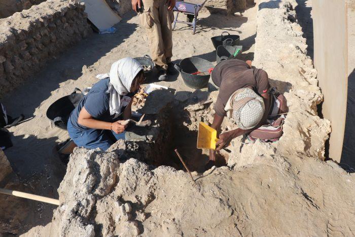 Archaeologists investigating an elite tomb. Photo: Dr. Mariusz Gwiazda