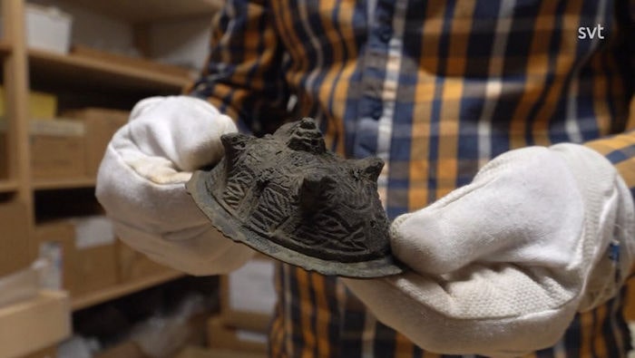 Examination of the Viking brooch. Photo: Svt