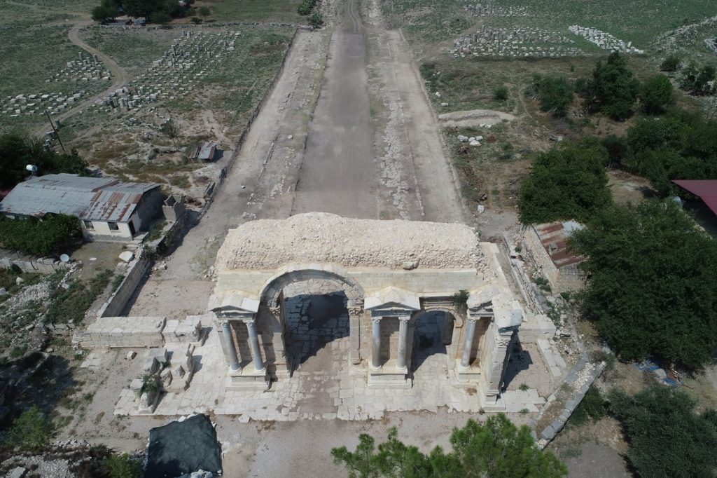 The city also features the world's first and oldest street, a 2,700-meter-long (8,860-feet-long) and 34-meter-wide road decorated with 1.5-meter-high columns.