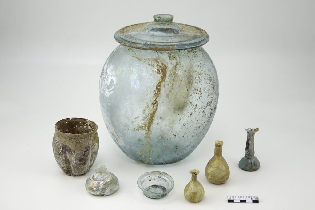 Ossuary vase with lid, goblet, cup, and glass balsamarium. Photo: © Christophe Coeuret, Inrap