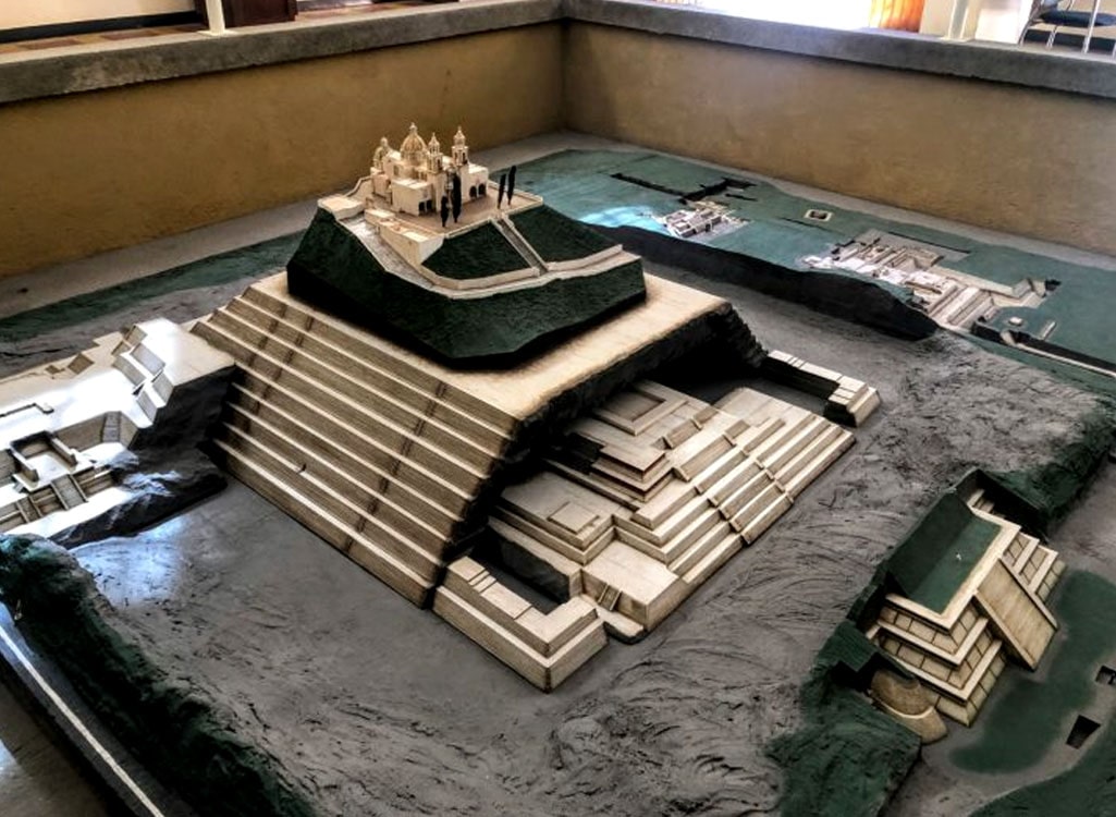 Model of Cholula’s Tlachihualtepet pyramid and its many surrounding structures. Photo: Carlos Rosado van der Gracht / Yucatpan Magazine