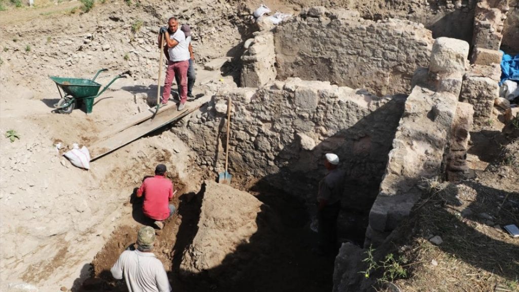 Archaeologists work on excavations at the ancient city of Antiocheia in Hatay, Türkiye. Photo: AA 