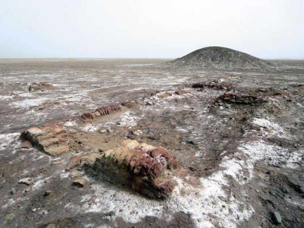 Mud brick foundations and a ziggurat are among the remains of the 3rd millennium BC Sumerian city state of Lagash (Tell al Hiba) northeast of Nasiriyah, Iraq. (David Stanley / CC BY 2.0 )