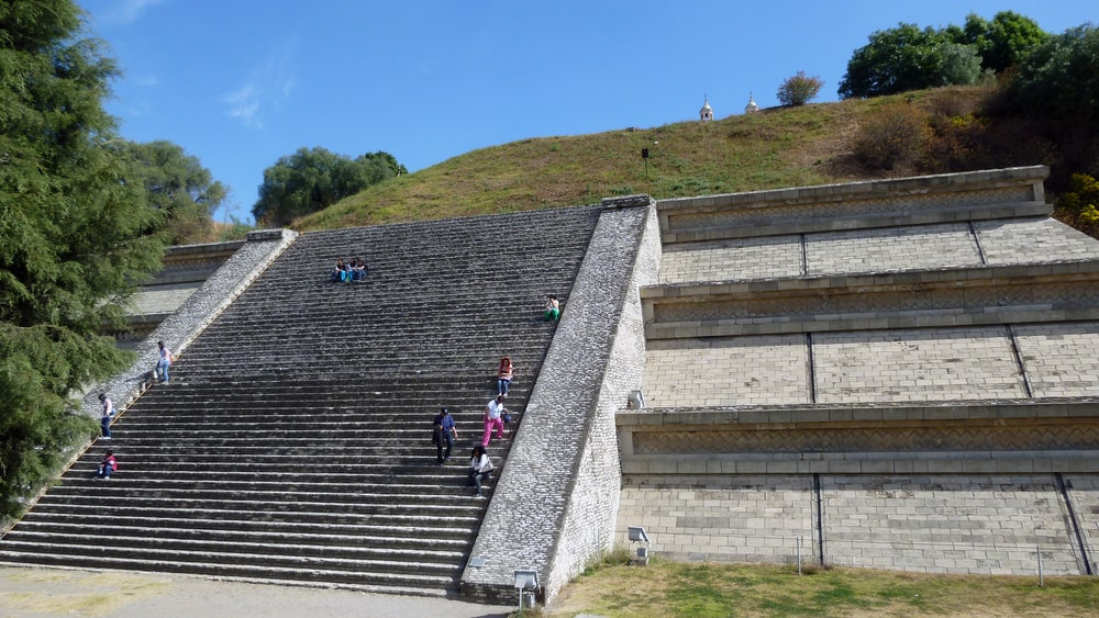 Los turistas que suben los escalones en la base de la Gran Pirámide de Solula dan una idea de su tamaño.  fabio imhof