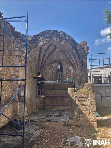 Archaeologists during excavation work at the Convent of Tepoztlán where uncovered pre-Hispanic paintings. (Frida Mateos / INAH)