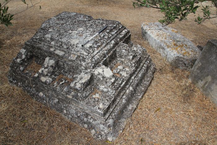 A fragment of an ornamented monumental beaming of the Roman temple was unearthed in the 1950s in the medieval cemetery near the church in Danilo. Photo: Fabian Welc