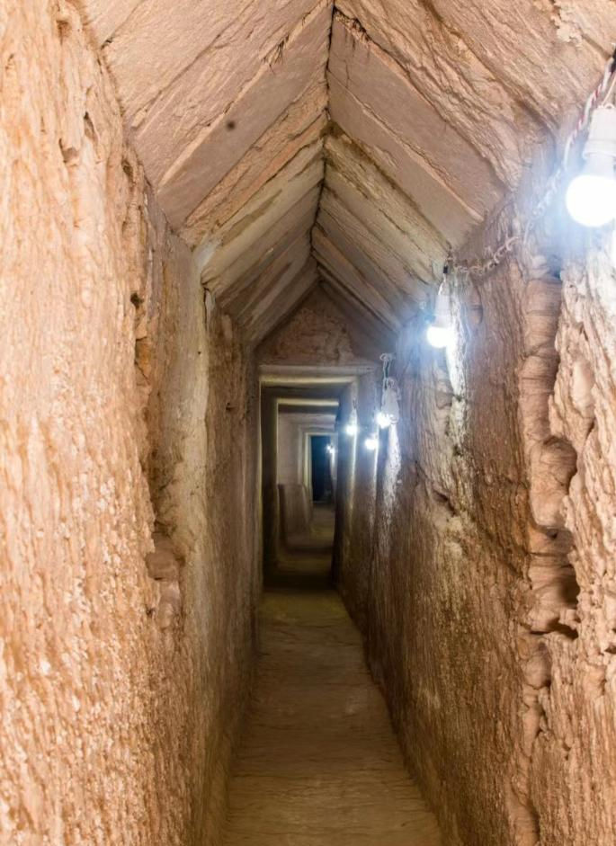  The Egyptian Ministry of Tourism and Antiquities announced on Nov. 3, 2022, the discovery of a stone tunnel, 13 meters beneath the land surface, two alabaster heads, and several potteries in Alexandria. Photo: Egyptian Ministry of Tourism