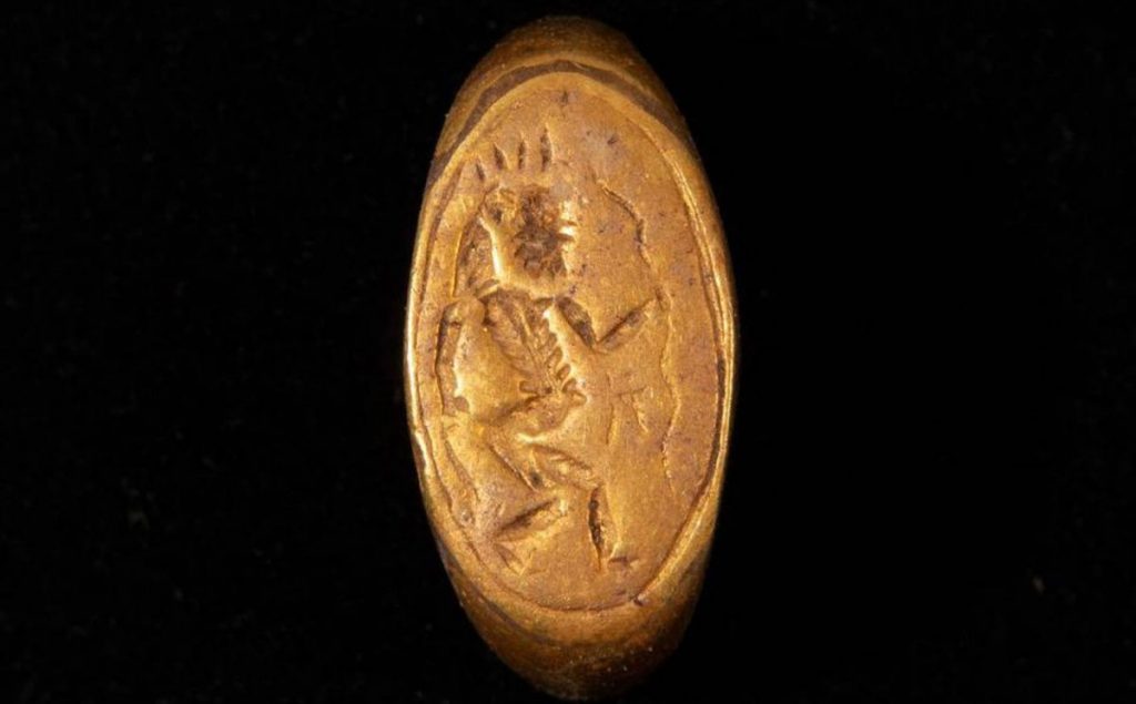 Un artefact en or trouvé à Amarna dans le sud de l'Égypte.  Photo : Ministère du Tourisme et des Antiquités