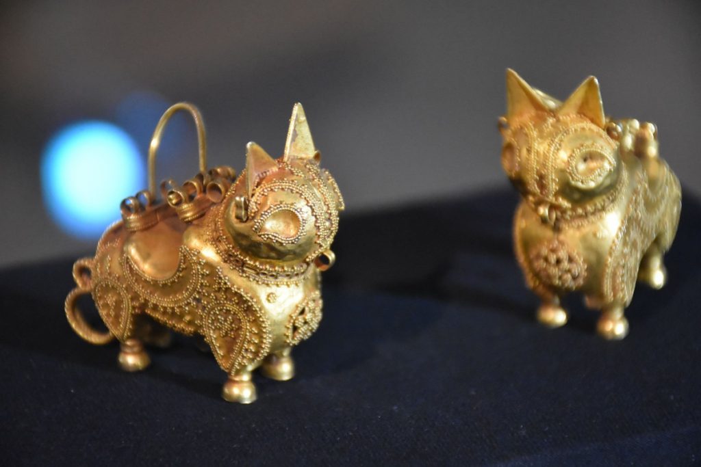 A pair of lynx-shaped gold earrings discovered near the Ani Ruins, in Kars, Türkiye. Photo: AA