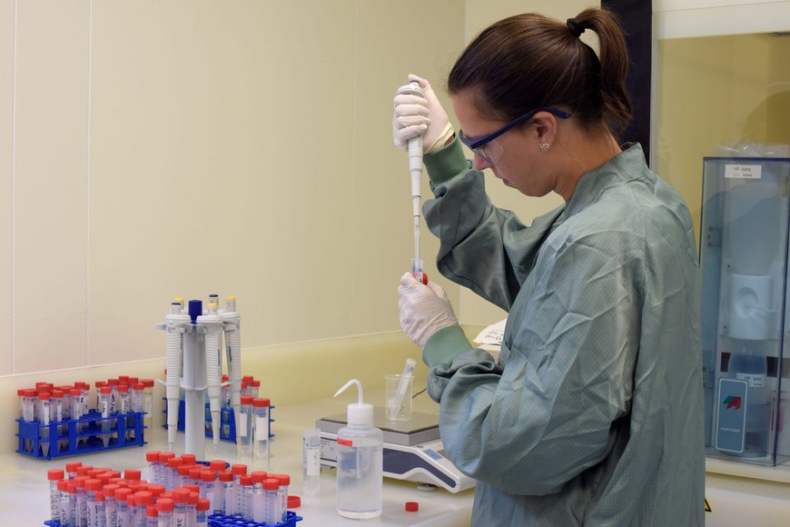 Annika Diekmann in the research lab | Photo: “Helena Grebe”