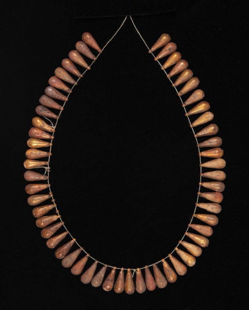 Bijoux en or découverts à Amarna.  Photo : Ministère du Tourisme et des Antiquités