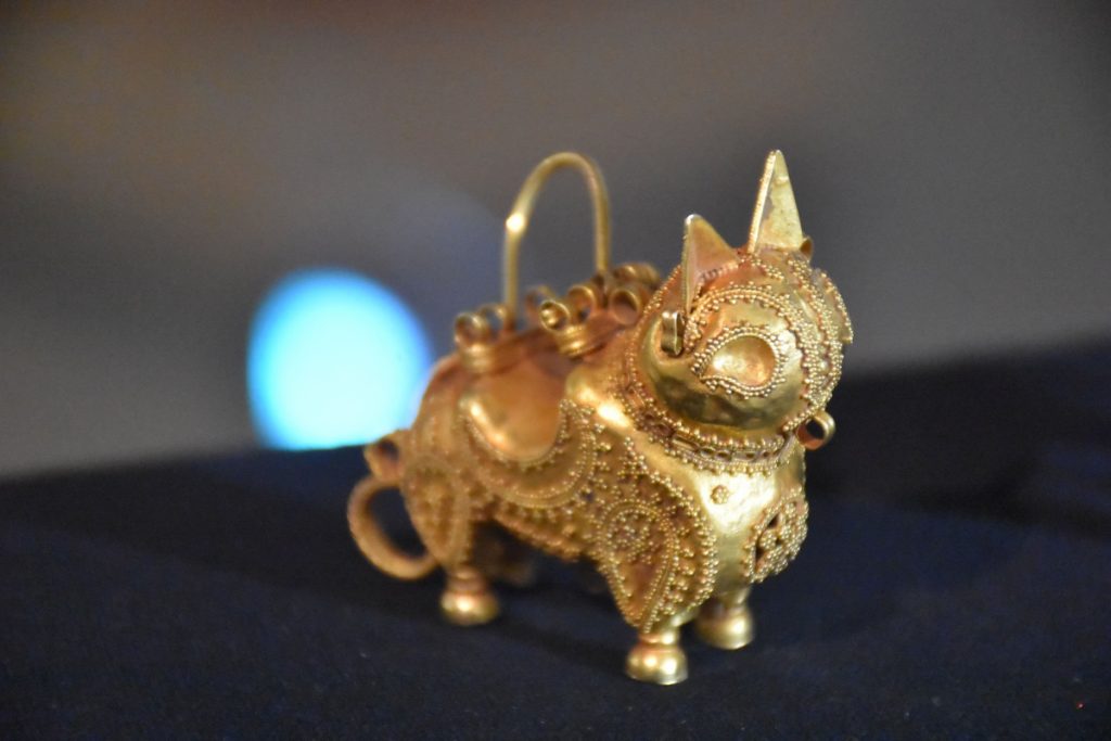 A pair of lynx-shaped gold earrings discovered near the Ani Ruins, in Kars, Türkiye. Photo: AA