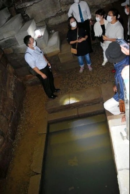 Прямокутна зона для купання руїн підвалу, яка має сходи, що ведуть на дно, була спеціально відкрита для публіки 24 вересня напередодні симпозіуму після того, як два роки тому була затоплена проливним дощем у префектурі Кумамото